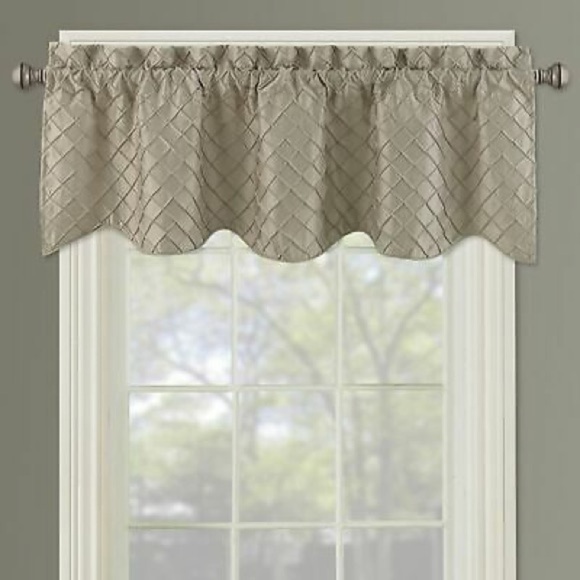 Bella Pin Tuck Diamond Window Valance in Linen - Picture 2 of 7